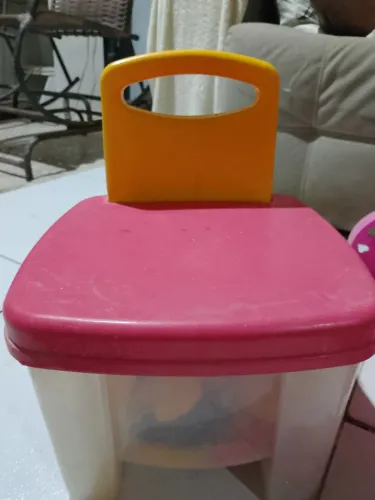 Banquinho com comidinhas de brinquedo 