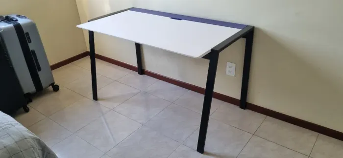 Mesa para Trabalho/Estudo em Madeira