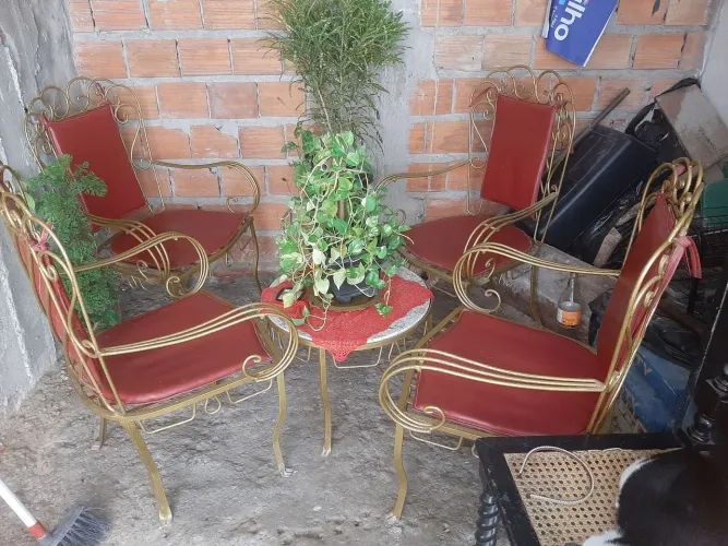 Vendo uma linda mesa de ferro antiga