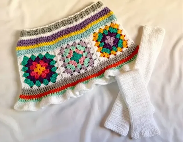 Mini saia em lã de crochê mais Polainas