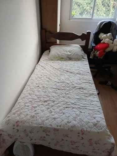 Cama solteiro de madeira com colchão