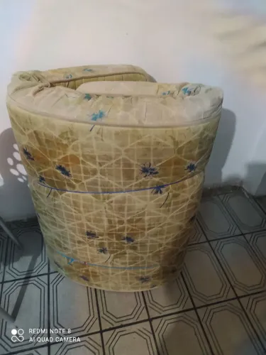 Cama em estado de uso está enselente