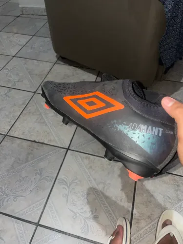 Chuteira umbro tam 43 calça 42,sem nenhuma marcas de uso ,usada apenas 2 vezes