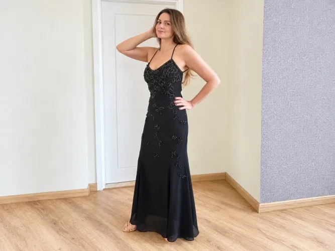 Vestido de festa preto bordado a mão 
