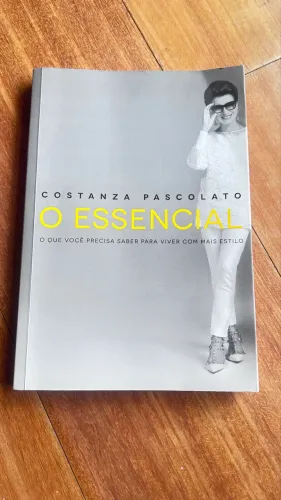 Livro: O Essencial - Costanza Pascolato (Moda e Estilo). 