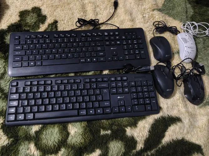 Kit teclados e mouses com fio.