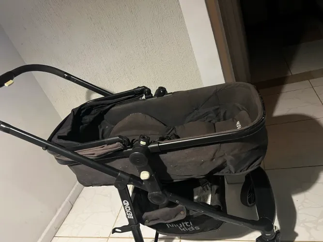 Vendo carrinho de bebê
