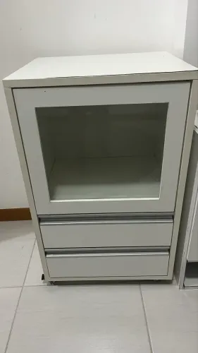 Vendo armário com rodinhas branco