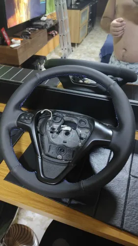 Volante do New Fiesta com controle no volante e Costura Azul