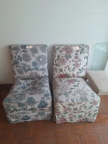 Poltronas forradas de tecido