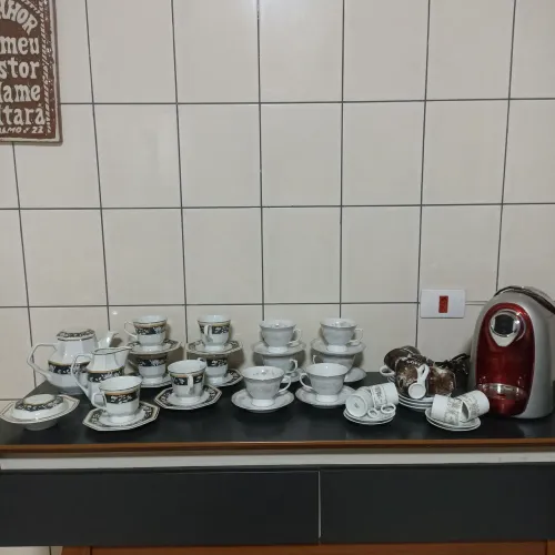Xícaras em Porcelana + Cafeteira