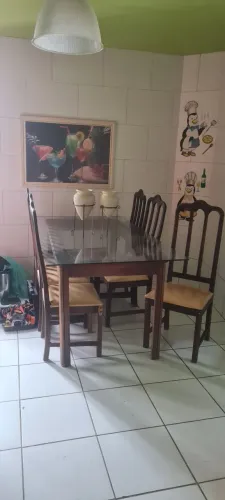 Mesa de jantar em madeira e vidro