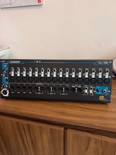 Mesa de Som digital Allen&Heath QU-SB