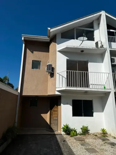 Sobrado com 3 dormitorios no bairro Santo Inacio.