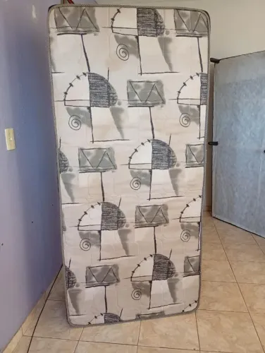 Vendo duas camas box solteiro!