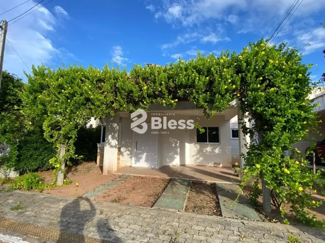 Casa para aluguel no Condomínio Residencial Pedra d? Lua com 3 quartos e área verde