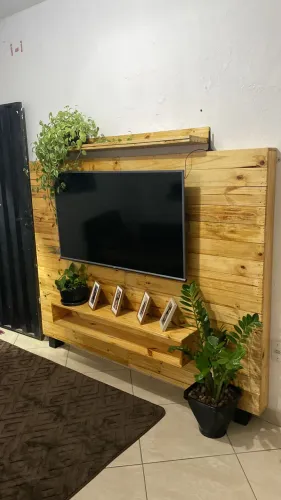 Painel de TV em Madeira Rústica Artesanal