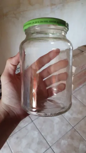 Vendo tudo de plástico e vidro ...