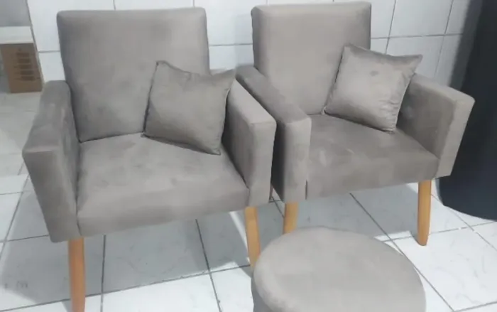 Conjunto de Poltronas com Almofadas e Puff