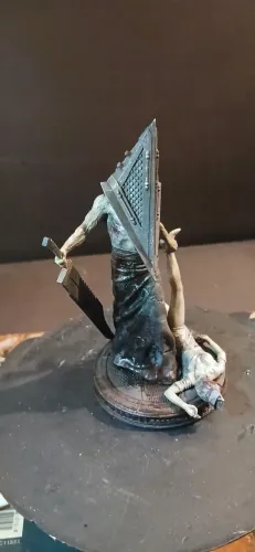 Miniatura Pyramid Head e nurse diorama, 12cm