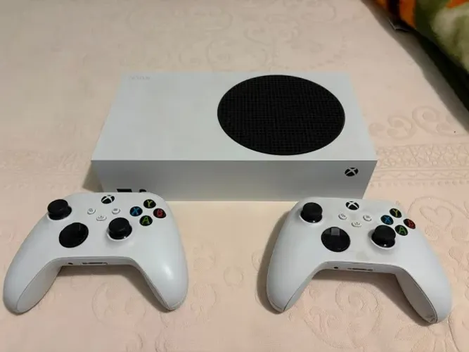 Xbox Series S - seminovo + 2 controles originais