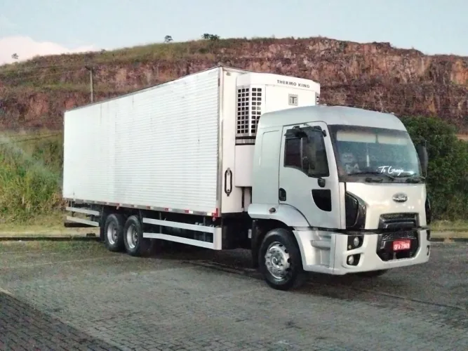 Ford cargo 2422 cabinado Truck frigorífico
