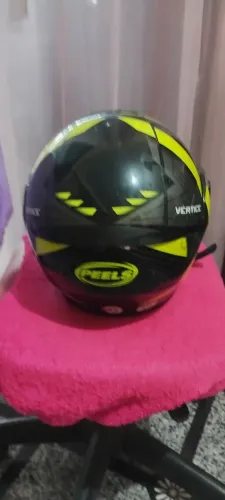 Vendo capacete usado, muito bom, defeito a quecheira não está segurando em cima