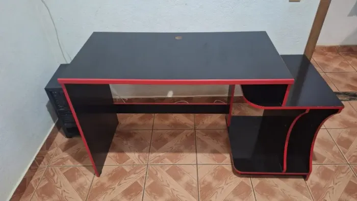 Mesa Gamer Preta e Vermelha Seminova