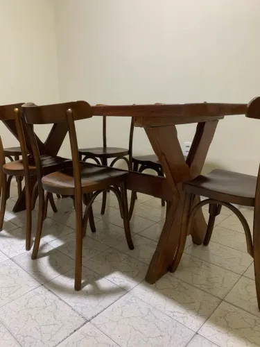 Mesa e cadeira de madeira maciça 