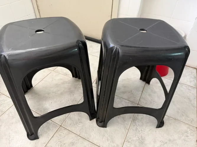 Banqueta preta banquinho adulto de plástico resistente .