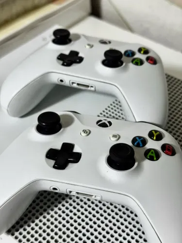 Vendo Xbox One S 500gb (mídia física) + 2 controles originais