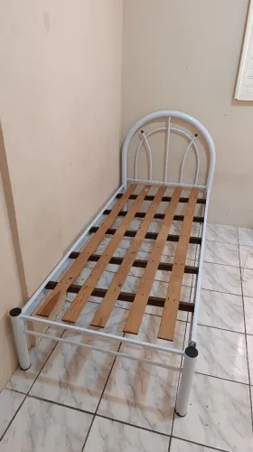 Cama de solteiro usada