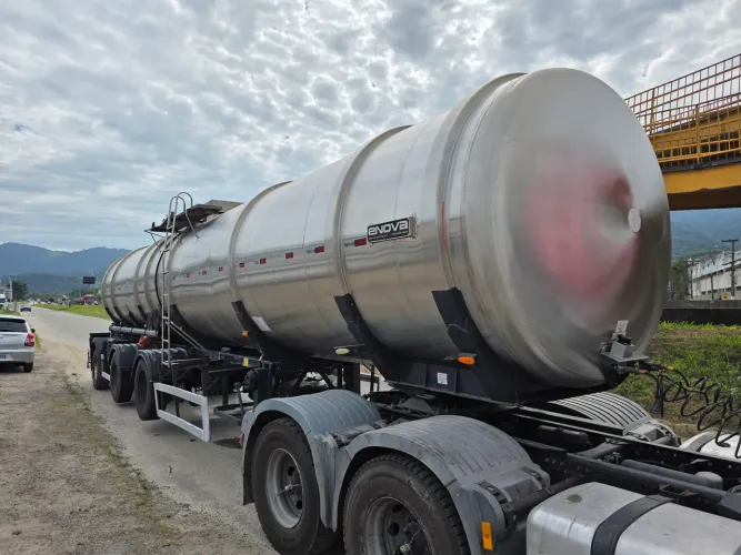 Carreta vanderleia 3 eixo tanque inox suspensão mola sem peneus único dono ano 2022