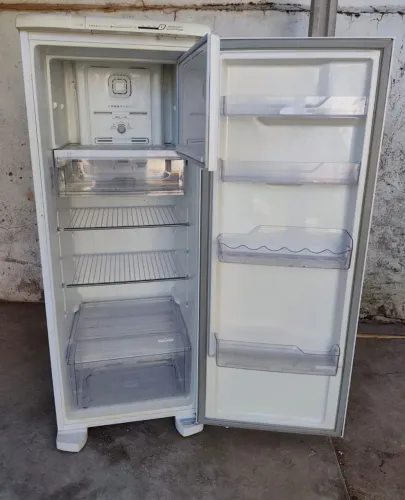 Geladeira semi nova pouco tempo uso