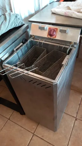 Fritadeira elétrica 220 volts Croydon bem conservada funcionando 100%