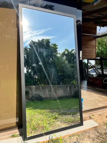 Espelho com moldura de alumínio