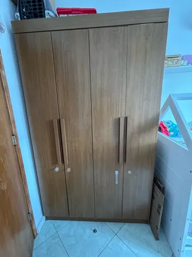Guarda-roupa 4 portas lindo R$400,00