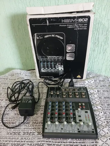 CONSOLE BEHRINGER 802 XENYX
