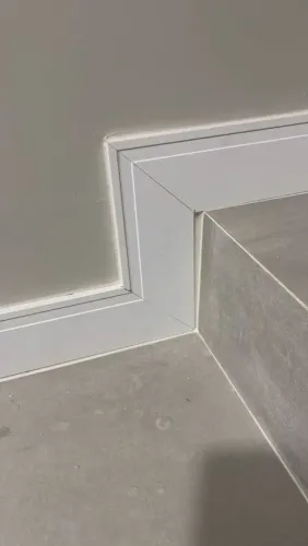 Pessoa para trabalhar com acabamento na instalação de portas e rodapés.