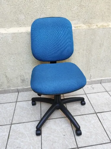 Cadeira de Escritório em Tecido Azul com Rodinhas Confortável Conservada
