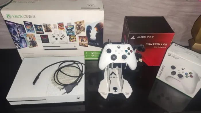XBOX ONE S 1TB + BRINDE
