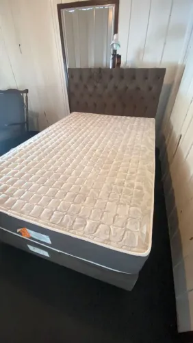 Cama de casal: base, colchão, cabeceira e luminária
