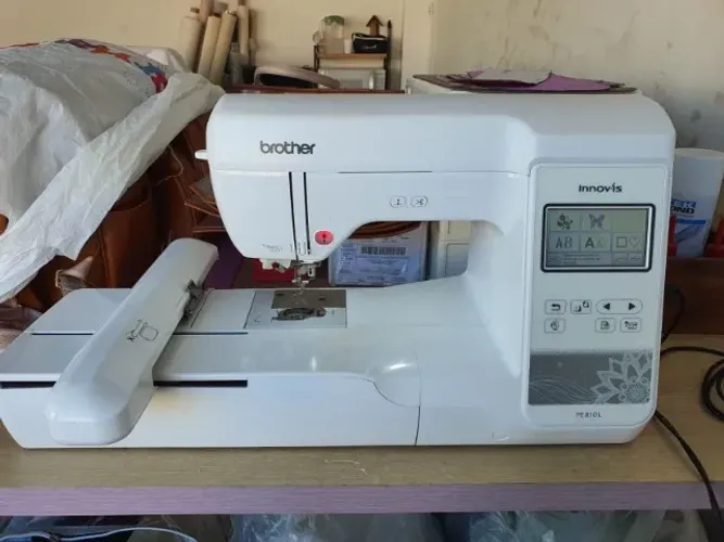 Máquina de bordado eletrônico brother PE810L