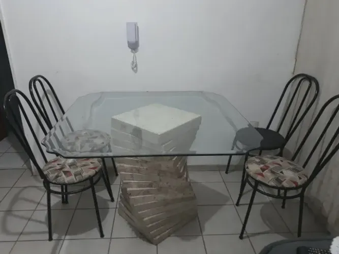 Mesa de Jantar com Tampo de Vidro e Base em Mármore/Granito