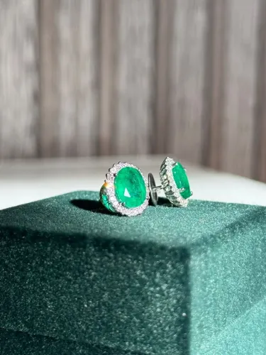 Brinco esmeralda e diamantes naturais em ouro 18k