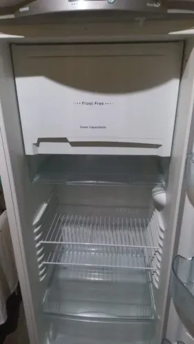Vende-se uma geladeira