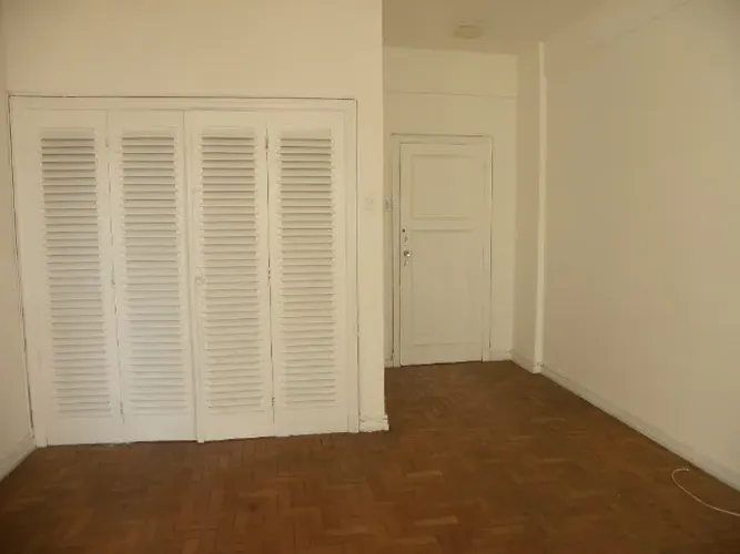 Apartamento com excelente localização no Centro, 2 quartos, sala, cozinha e banheiro.