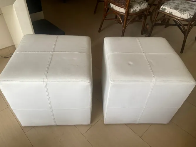 Banquetas de couro com rodízio