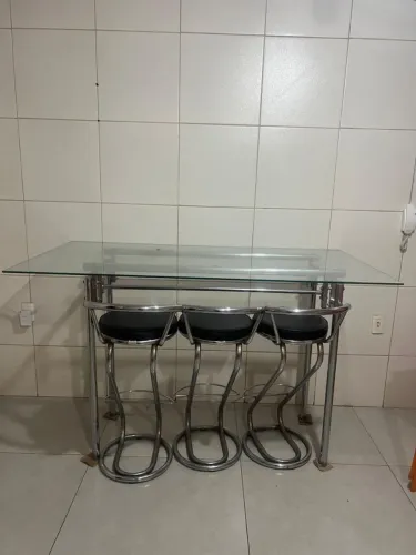Mesa de vidro + banquetas