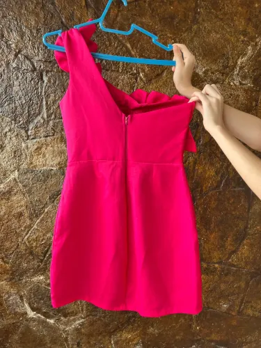 Vestido rosa curto com babado 